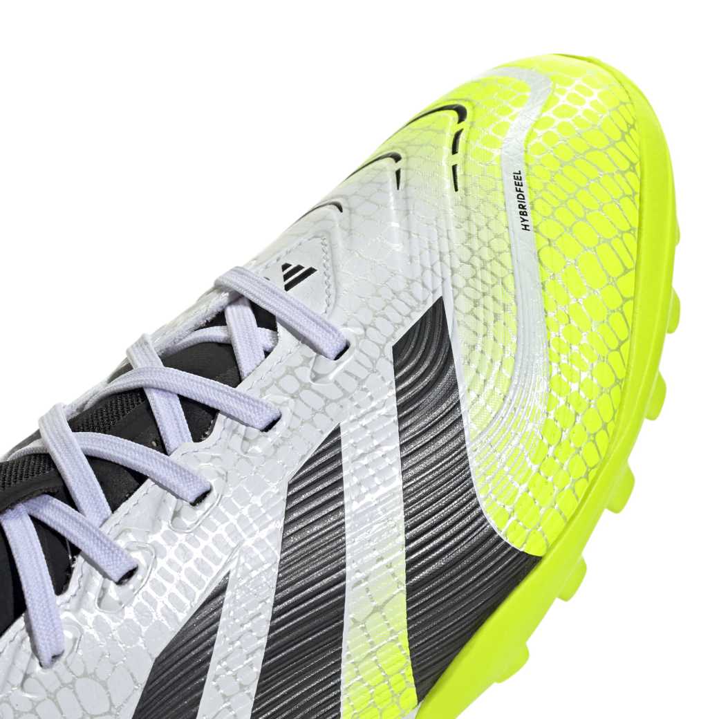 Close da textura 3D e impressão HYBRIDFEEL na Chuteira Adidas Predator League